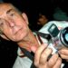 Luis Hernández, El Plátano, con la cámara que le regaló Silvio Rodríguez. Foto: Kaloian.