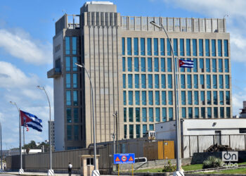 Banderas cubanas ondean en los alrededores de la Embajada de Estados Unidos en La Habana. Foto: Otmaro Rodríguez.