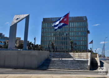 Tribuna antiimperialista "José Martí". Detrás, la Embajada de Estados Unidos en Cuba. Foto: Otmaro Rodríguez.