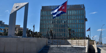 Tribuna antiimperialista "José Martí". Detrás, la Embajada de Estados Unidos en Cuba. Foto: Otmaro Rodríguez.