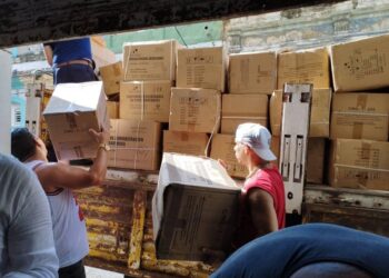 Cubanos residentes en Panamá preparan envío de insumos médicos a Cuba. Foto: Tomada de Prensa Latina.