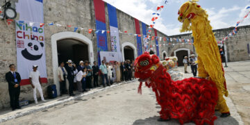 Personas observan figuras alusivas a la cultura China en la Feria Internacional de Turismo FitCuba 2025, en la fortaleza de La Cabaña, en La Habana. Foto: Ernesto Mastrascusa / EFE.