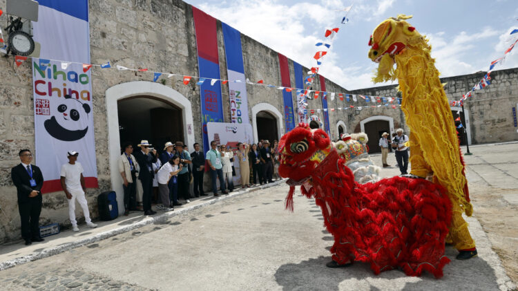Personas observan figuras alusivas a la cultura China en la Feria Internacional de Turismo FitCuba 2025, en la fortaleza de La Cabaña, en La Habana. Foto: Ernesto Mastrascusa / EFE.