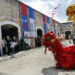 Personas observan figuras alusivas a la cultura China en la Feria Internacional de Turismo FitCuba 2025, en la fortaleza de La Cabaña, en La Habana. Foto: Ernesto Mastrascusa / EFE.