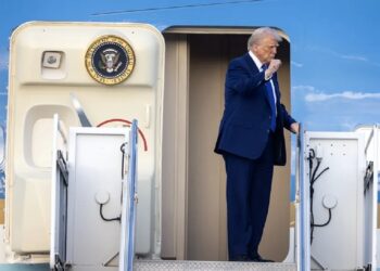 Fotografía de archivo del presidente de Estados Unidos, Donald Trump, al bajar del actual avión Air Force One. fOTO: Cristóbal Herrera/ EFE
