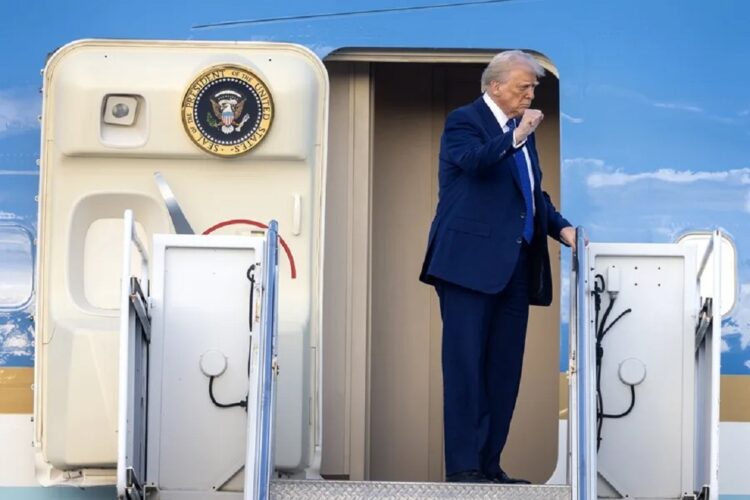 Fotografía de archivo del presidente de Estados Unidos, Donald Trump, al bajar del actual avión Air Force One. fOTO: Cristóbal Herrera/ EFE