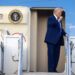 Fotografía de archivo del presidente de Estados Unidos, Donald Trump, al bajar del actual avión Air Force One. fOTO: Cristóbal Herrera/ EFE