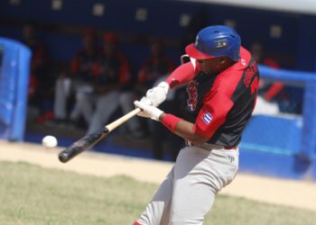 Yoelkis Guibert, bujía de las Avispas de Santiago de Cuba en la III Liga Élite del béisbol cubano. Foto: Roberto Morejón / Jit.