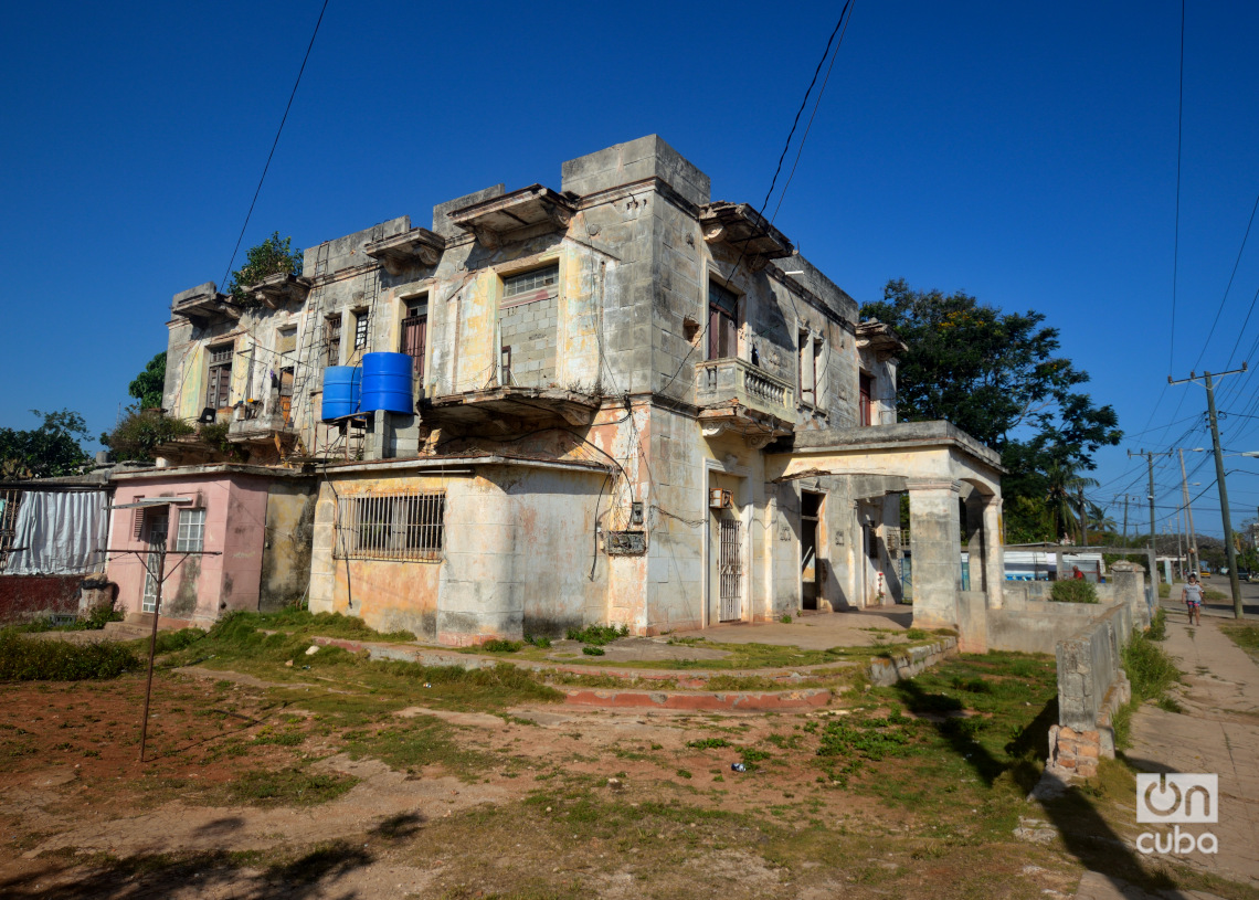 Antiguo Hotel Loma, hoy es una ciudadela, en Cojímar. Foto: Otmaro Rodríguez.