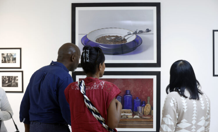 Exposición "Ojo de Agua", en el Centro de Prensa Internacional, en La Habana. Foto: Ernesto Mastrascusa / EFE.