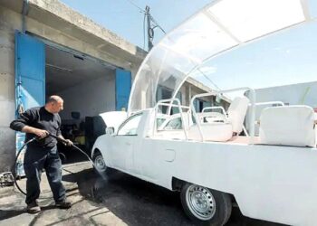 Imagen del Papamóvil que será reacondicionado. Foto: Cáritas Jerusalén