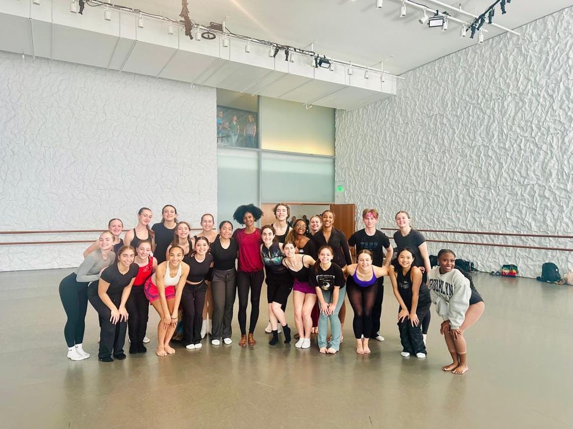 Integrantes de Acosta Danza en Washington DC con bailarines estadounidenses. Foto: FB de la compañía.