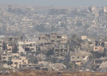 Vista de edificios en ruina en la Franja de Gaza como consecuencia de los ataques de Israel. Foto: Abir Sultan / EFE.