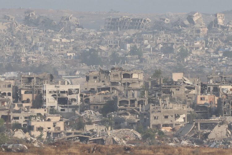 Vista de edificios en ruina en la Franja de Gaza como consecuencia de los ataques de Israel. Foto: Abir Sultan / EFE.