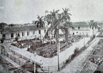 La Plaza Martí, en el centro histórico de Trinidad, 1902, al establecerse la República en Cuba. Foto de Tomás Gil publicada en El Fígaro.
