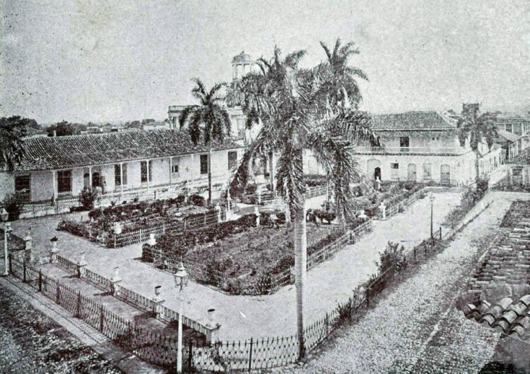 La Plaza Martí, en el centro histórico de Trinidad, 1902, al establecerse la República en Cuba. Foto de Tomás Gil publicada en El Fígaro.