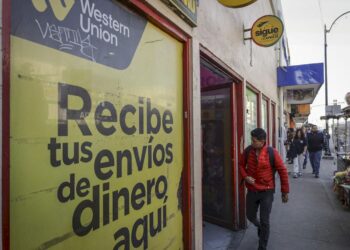 Las remesas enviadas a los países de origen de los inmigrantes en Estados Unidos fueron de unos 656 mil millones de dólares en 2023. Foto: EFE/ Joebeth Terríquez.
