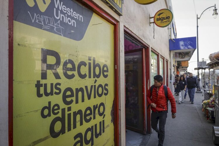 Las remesas enviadas a los países de origen de los inmigrantes en Estados Unidos fueron de unos 656 mil millones de dólares en 2023. Foto: EFE/ Joebeth Terríquez.
