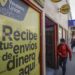 Las remesas enviadas a los países de origen de los inmigrantes en Estados Unidos fueron de unos 656 mil millones de dólares en 2023. Foto: EFE/ Joebeth Terríquez.