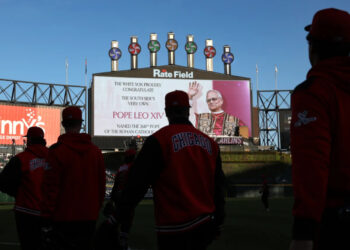 Jugadores de los Chicago White Sox, antes de un partido de Grandes Ligas, observan el mensaje de felicitación que la franquicia le envió al papa León XIV, elegido la pasada semana. Foto: Tomada de Chicago Tribune.