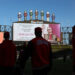Jugadores de los Chicago White Sox, antes de un partido de Grandes Ligas, observan el mensaje de felicitación que la franquicia le envió al papa León XIV, elegido la pasada semana. Foto: Tomada de Chicago Tribune.
