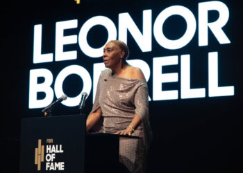 Leonor Borrell durante la ceremonia de exaltación al Salón de la Fama de la Federación Internacional de Baloncesto celebrada este domingo 18 de mayo en Bahréin. Foto: FIBA.