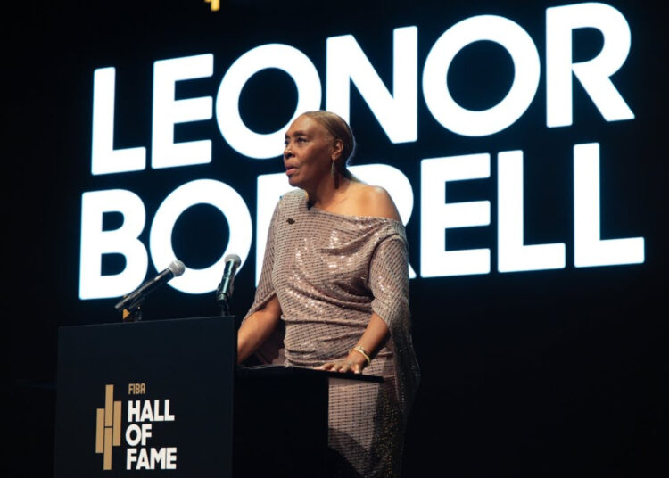 Leonor Borrell durante la ceremonia de exaltación al Salón de la Fama de la Federación Internacional de Baloncesto celebrada este domingo 18 de mayo en Bahréin. Foto: FIBA.