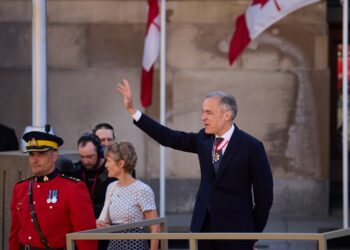 Mark Carney saluda al rey Carlos III y a la reina Camila del Reino Unido en el Senado de Ottawa, Canadá, el 27 de mayo de 2025. Foto: ERIC REID
/EFE/EPA.