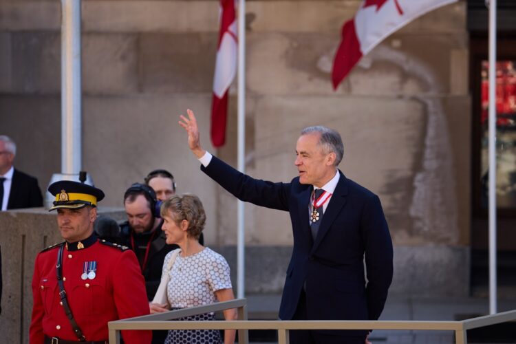 Mark Carney saluda al rey Carlos III y a la reina Camila del Reino Unido en el Senado de Ottawa, Canadá, el 27 de mayo de 2025. Foto: ERIC REID
/EFE/EPA.