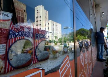 Vidriera de una mipyme privada en La Habana, en la que se refleja el Ministerio de Trabajo y Seguridad Social. Foto: AMD.