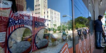 Vidriera de una mipyme privada en La Habana, en la que se refleja el Ministerio de Trabajo y Seguridad Social. Foto: AMD.