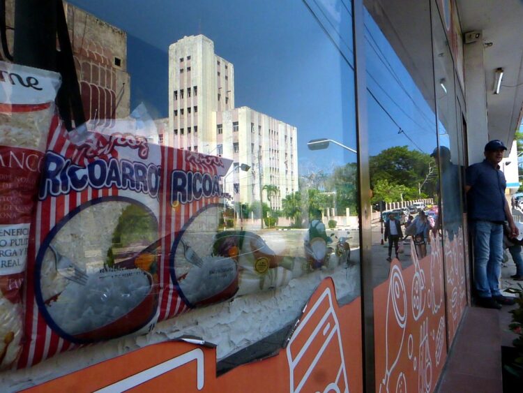 Vidriera de una mipyme privada en La Habana, en la que se refleja el Ministerio de Trabajo y Seguridad Social. Foto: AMD.