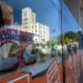 Vidriera de una mipyme privada en La Habana, en la que se refleja el Ministerio de Trabajo y Seguridad Social. Foto: AMD.