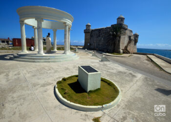 Monumento al escritor estadounidense Ernest Hemingway. Al fondo y frente al mar, el Torreón de Cojímar, en ese poblado de La Habana. Foto: Otmaro Rodríguez.