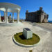 Monumento al escritor estadounidense Ernest Hemingway. Al fondo y frente al mar, el Torreón de Cojímar, en ese poblado de La Habana. Foto: Otmaro Rodríguez.