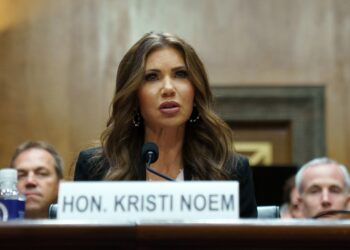 La secretaria de Seguridad Nacional, Kristi Noem, en una audiencia del Comité de Seguridad Nacional y Asuntos Gubernamentales del Senado el 20 de mayo de 2025. Foto: EFE/EPA/WILL OLIVER.