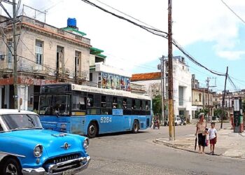 Ómnibus de la ruta 37, en La Habana, exhibe un parche de madera azul en una de sus ventanillas para suplir la rotura producto de un apedreamiento. Foto: AMD.