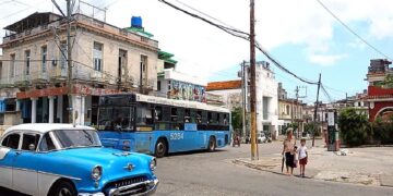 Ómnibus de la ruta 37, en La Habana, exhibe un parche de madera azul en una de sus ventanillas para suplir la rotura producto de un apedreamiento. Foto: AMD.