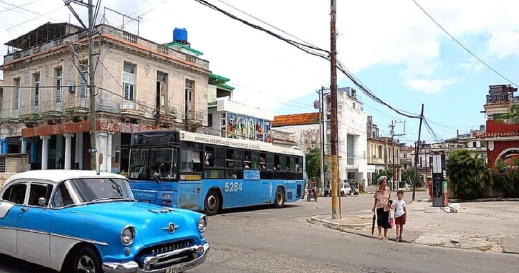 Ómnibus de la ruta 37, en La Habana, exhibe un parche de madera azul en una de sus ventanillas para suplir la rotura producto de un apedreamiento. Foto: AMD.