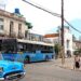 Ómnibus de la ruta 37, en La Habana, exhibe un parche de madera azul en una de sus ventanillas para suplir la rotura producto de un apedreamiento. Foto: AMD.