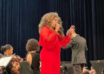 La interpretación de Osdalgia del tema "Dos Gardenias" fue uno de los momentos más hermosos de la presentación. Foto: Lied Lorain.