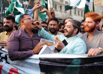 Ciudadanos pakistaníes celebran el alto al fuego acordado entre Pakistán e India. Foto:. EFE/EPA/NADEEM KHAWAR.