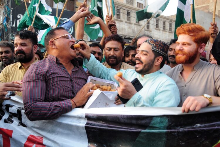 Ciudadanos pakistaníes celebran el alto al fuego acordado entre Pakistán e India. Foto:. EFE/EPA/NADEEM KHAWAR.