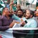 Ciudadanos pakistaníes celebran el alto al fuego acordado entre Pakistán e India. Foto:. EFE/EPA/NADEEM KHAWAR.