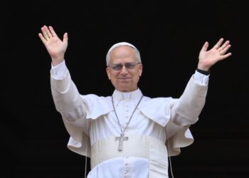 El papa León XIV saluda a los fieles desde la Basílica de San Pedro, en el Vaticano. Foto: Alessandro Di Meo/EFE/EPA.