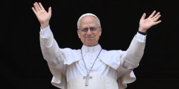 El papa León XIV saluda a los fieles desde la Basílica de San Pedro, en el Vaticano. Foto: Alessandro Di Meo/EFE/EPA.