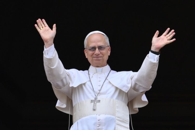 El papa León XIV saluda a los fieles desde la Basílica de San Pedro, en el Vaticano. Foto: Alessandro Di Meo/EFE/EPA.