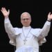 El papa León XIV saluda a los fieles desde la Basílica de San Pedro, en el Vaticano. Foto: Alessandro Di Meo/EFE/EPA.