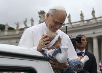 El papa León XIV durante su primera audiencia general en la plaza de San Pedro del Vaticano, ante miles de fieles. Foto: Simone Risoluti / Dicasterio para la Comunicación del Vaticano / EFE.