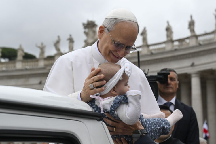El papa León XIV durante su primera audiencia general en la plaza de San Pedro del Vaticano, ante miles de fieles. Foto: Simone Risoluti / Dicasterio para la Comunicación del Vaticano / EFE.
